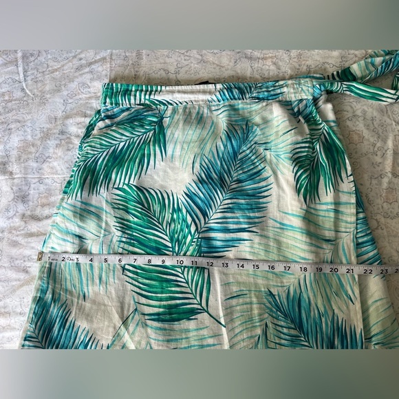 Tahari Green Knee-Length Pencil Skirt with Slit - Picture 6 of 12